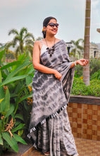 Load image into Gallery viewer, Silver Lining - A Grey Cotton Saree
